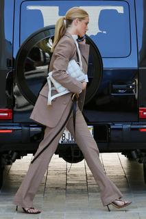 Rosie Huntington-Whiteley feet photo thumbnail