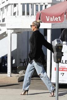 Khloé Kardashian feet photo thumbnail