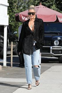 Khloé Kardashian feet photo thumbnail