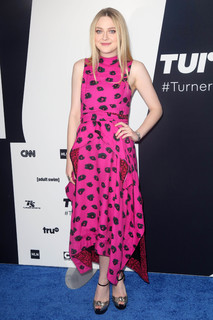 Dakota Fanning feet photo thumbnail