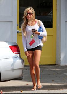 Ashley Tisdale feet photo thumbnail
