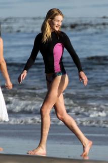 Rosie Huntington-Whiteley feet photo thumbnail