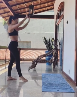Isis Valverde feet photo thumbnail