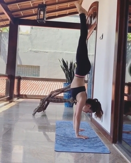 Isis Valverde feet photo thumbnail