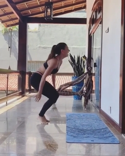 Isis Valverde feet photo thumbnail