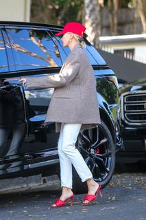 Hailey Bieber feet photo thumbnail