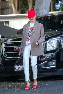 Hailey Bieber feet photo thumbnail