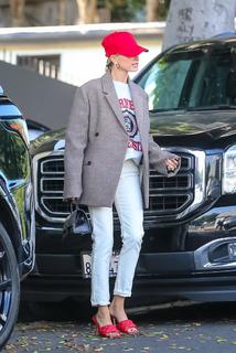 Hailey Bieber feet photo thumbnail