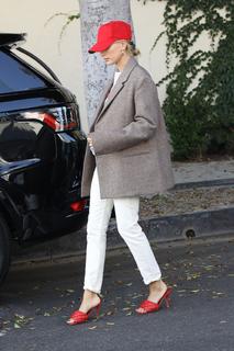 Hailey Bieber feet photo thumbnail