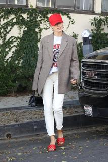 Hailey Bieber feet photo thumbnail