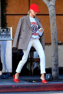 Hailey Bieber feet photo thumbnail