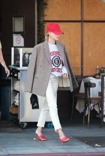 Hailey Bieber feet photo thumbnail