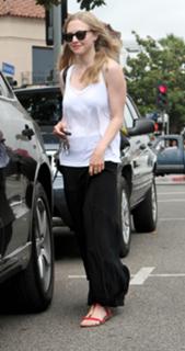 Amanda Seyfried feet photo thumbnail