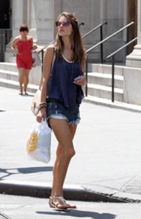 Alessandra Ambrosio feet photo thumbnail