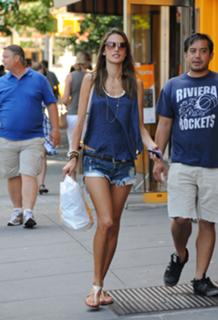 Alessandra Ambrosio feet photo thumbnail