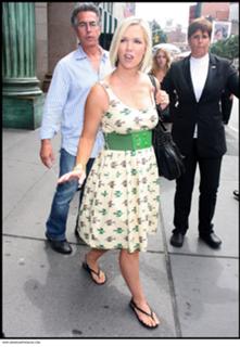 Jennie Garth feet photo thumbnail