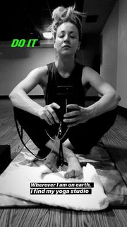 Kaley Cuoco feet photo thumbnail