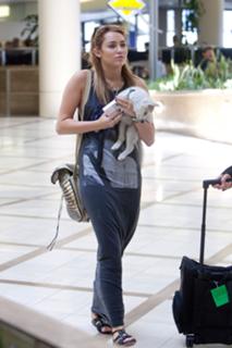 Miley Cyrus feet photo thumbnail