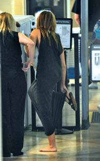 Miley Cyrus feet photo thumbnail