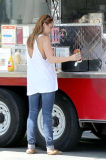 Miley Cyrus feet photo thumbnail
