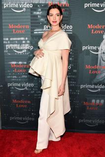 Anne Hathaway feet photo thumbnail