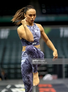 Michelle Waterson feet photo thumbnail