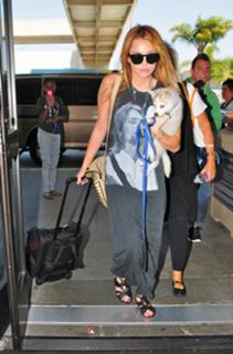 Miley Cyrus feet photo thumbnail