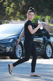 Ariel Winter feet photo thumbnail