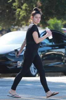 Ariel Winter feet photo thumbnail