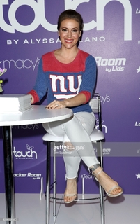 Alyssa Milano feet photo thumbnail