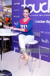 Alyssa Milano feet photo thumbnail