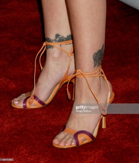 Alyssa Milano feet photo thumbnail