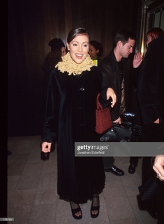 Alyssa Milano feet photo thumbnail