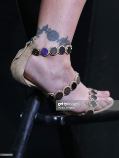 Alyssa Milano feet photo thumbnail