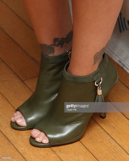 Alyssa Milano feet photo thumbnail
