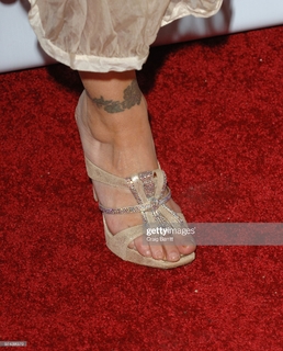 Alyssa Milano feet photo thumbnail