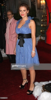 Alyssa Milano feet photo thumbnail