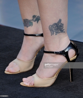 Alyssa Milano feet photo thumbnail