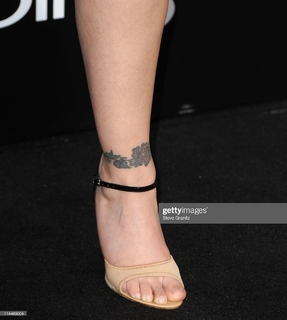 Alyssa Milano feet photo thumbnail