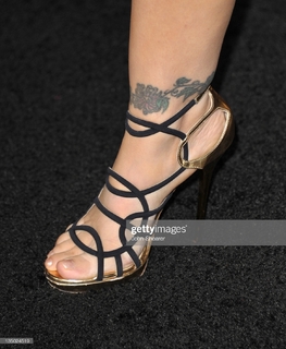 Alyssa Milano feet photo thumbnail