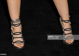 Alyssa Milano feet photo thumbnail