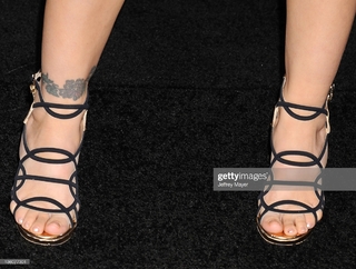 Alyssa Milano feet photo thumbnail