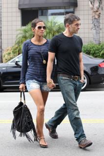 Halle Berry feet photo thumbnail