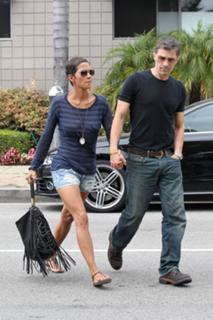 Halle Berry feet photo thumbnail