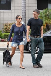 Halle Berry feet photo thumbnail