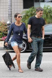 Halle Berry feet photo thumbnail