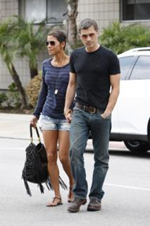 Halle Berry feet photo thumbnail