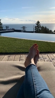 Katherine Heigl feet photo thumbnail