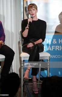 Charlize Theron feet photo thumbnail