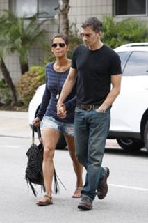 Halle Berry feet photo thumbnail
